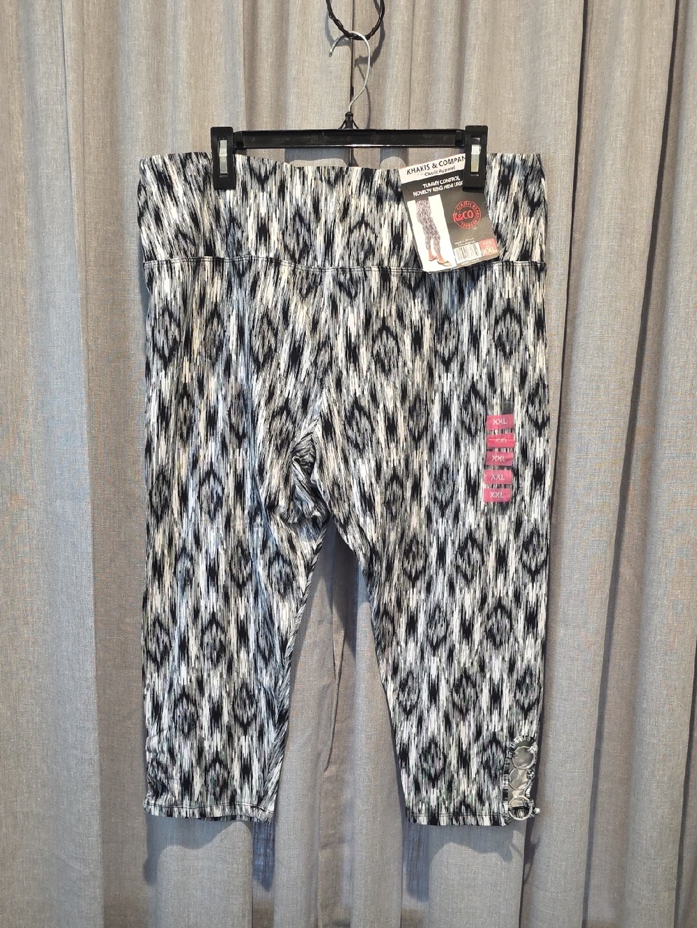 Suave Black & White Pattern Silver Ring Accent Capri Leggings